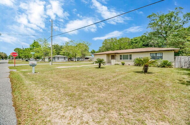 Building Photo - Charming 4 Bedroom Pensacola Rental in a Convenient Location!