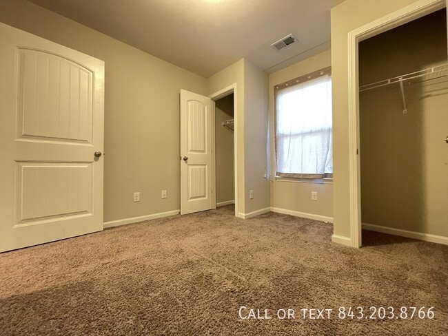 Building Photo - 3 BR Available now in Lakeview Commons!