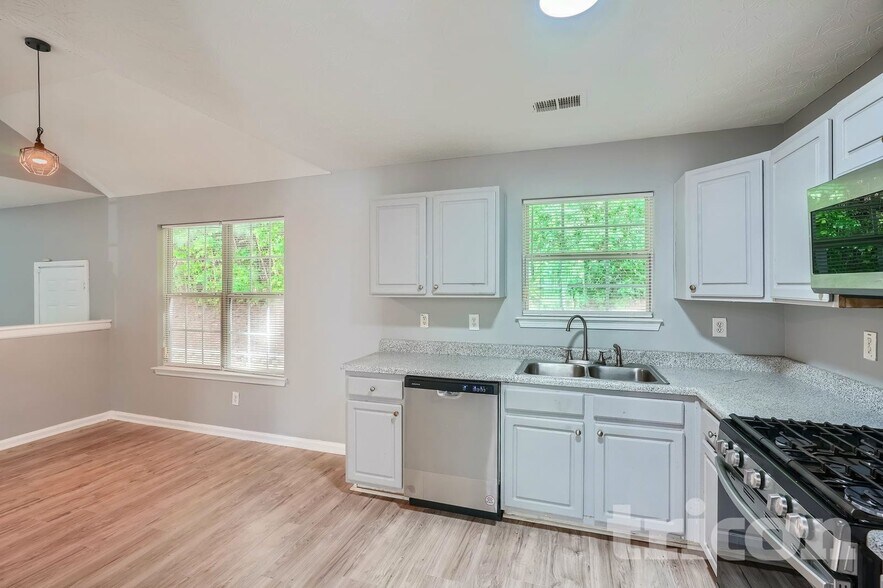 Building Photo - 3250 Diamond Blf