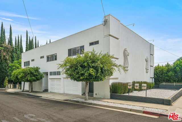 Building Photo - 764 N Doheny Dr