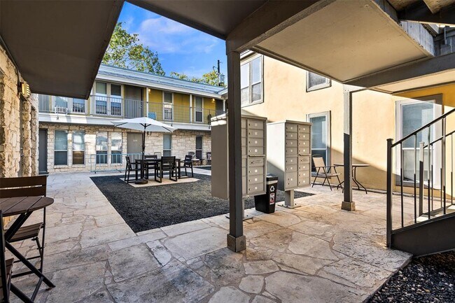 Building Photo - 2526 Durwood St