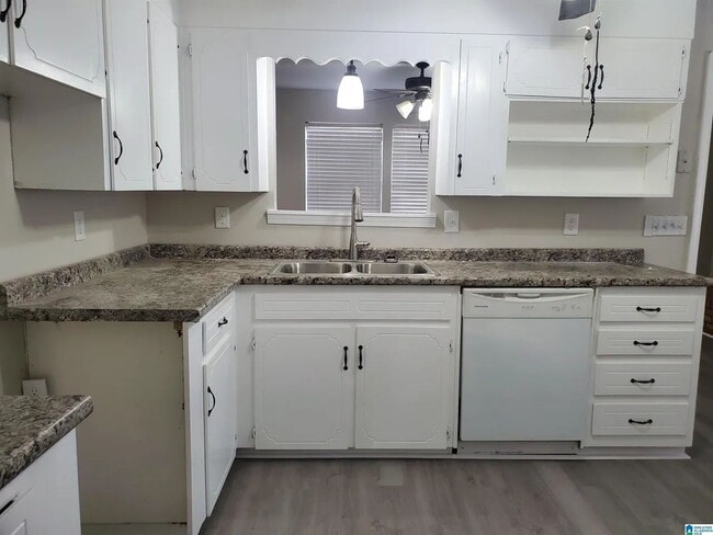 Building Photo - Charming 3-Bedroom Home in Hueytown with Spacious Layout & 2 Full Baths!