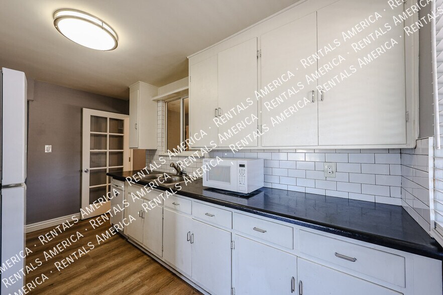 Building Photo - 404 W Mission Ln