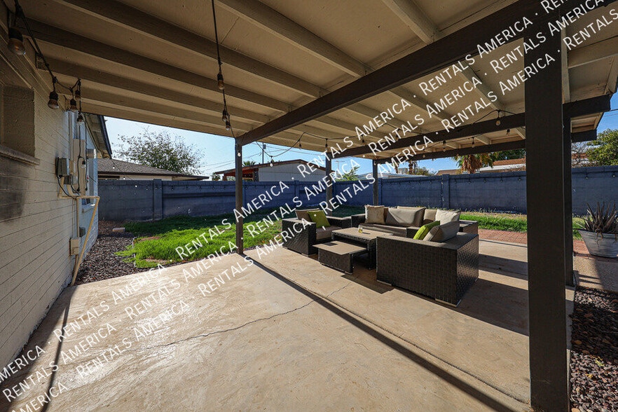 Building Photo - 2110 W Greenbriar Dr
