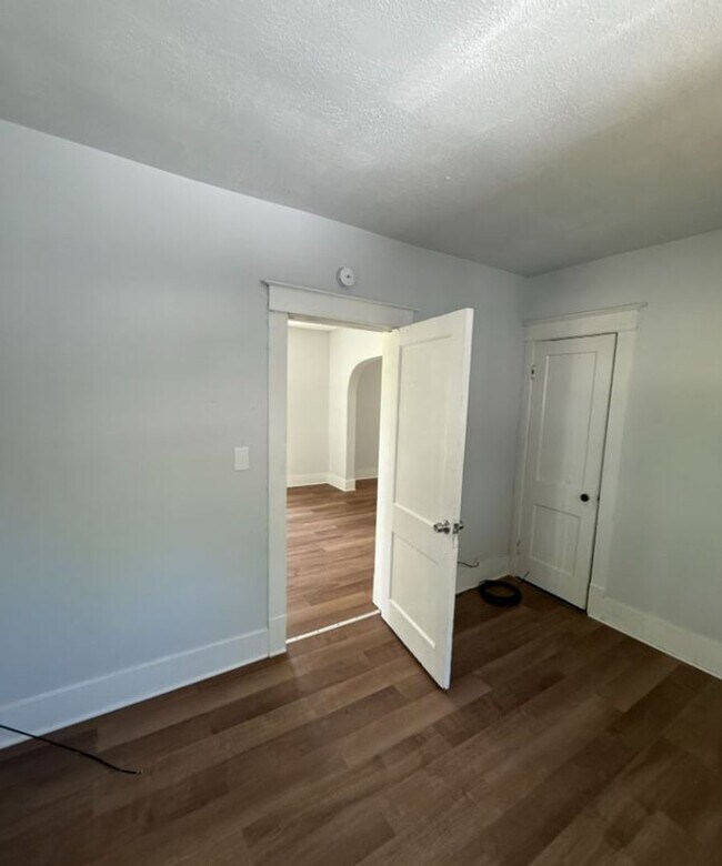 Building Photo - Section 8 Accepted! Spacious Newly Renovat...