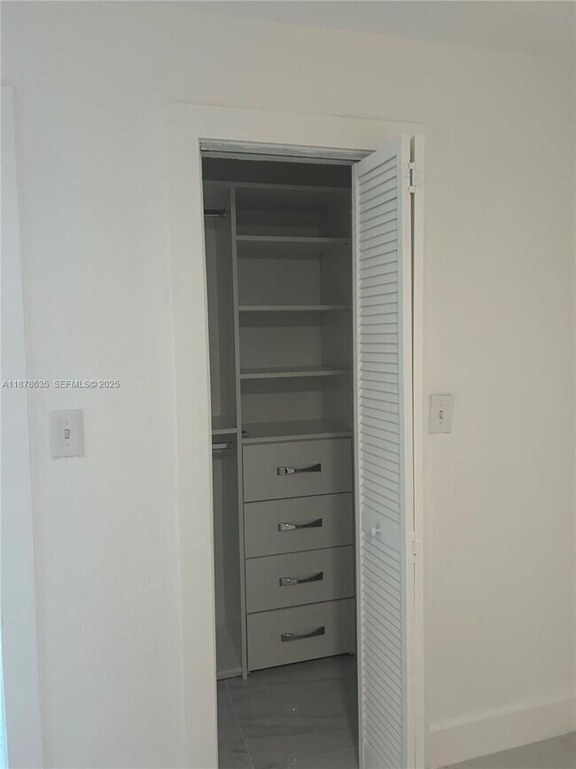 Building Photo - 2750 Palm Ave