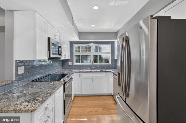 Building Photo - 7742 New Providence Dr
