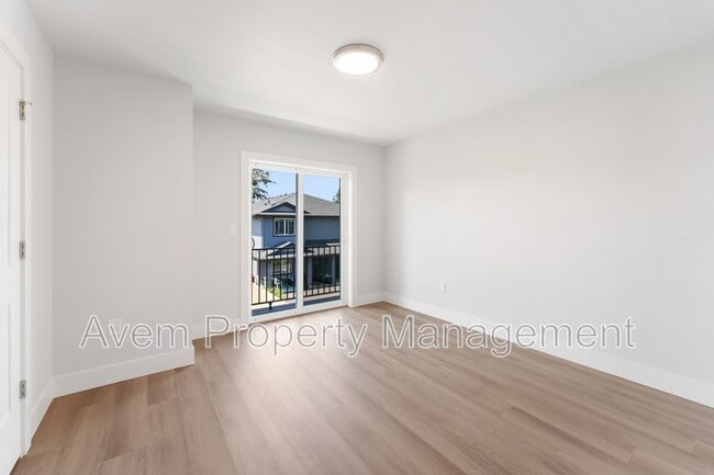 Building Photo - 930 Molalla Ave