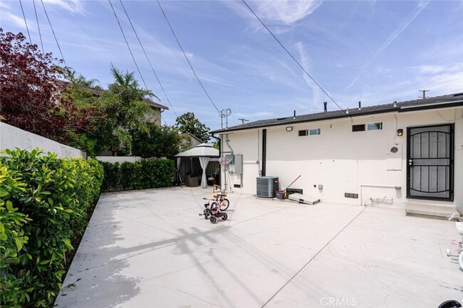 Building Photo - 12300 Stagg St