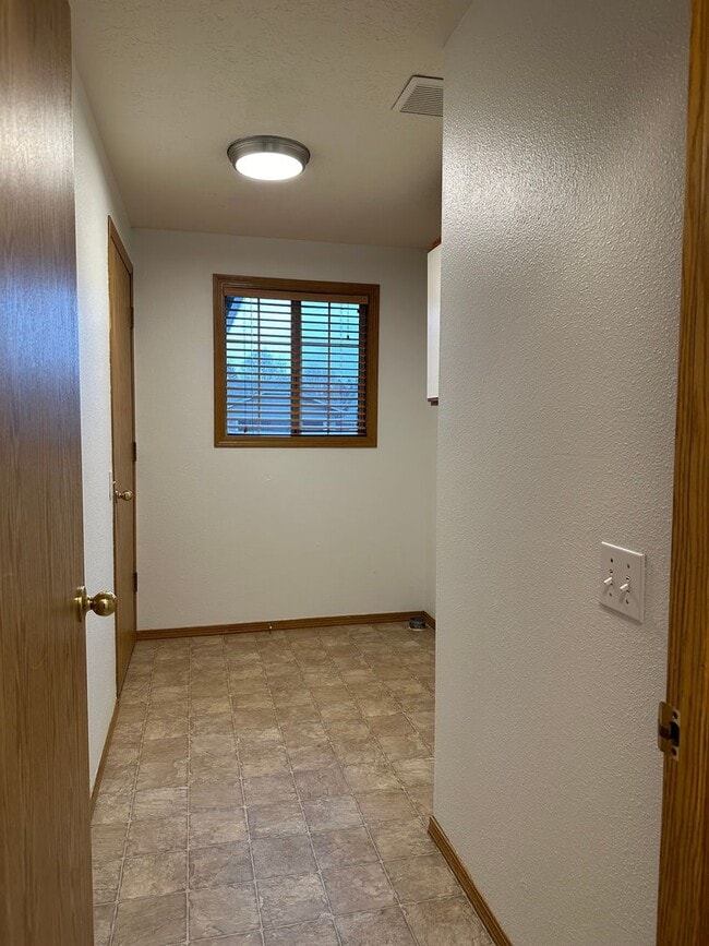 Building Photo - Newly Updated Single Level Home in Established Keizer Neighborhood