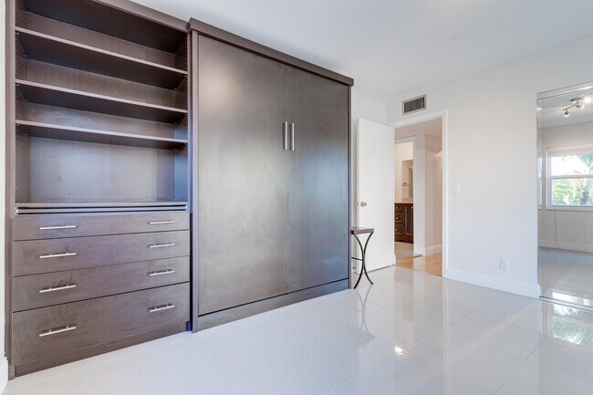 Building Photo - 509 Capri K