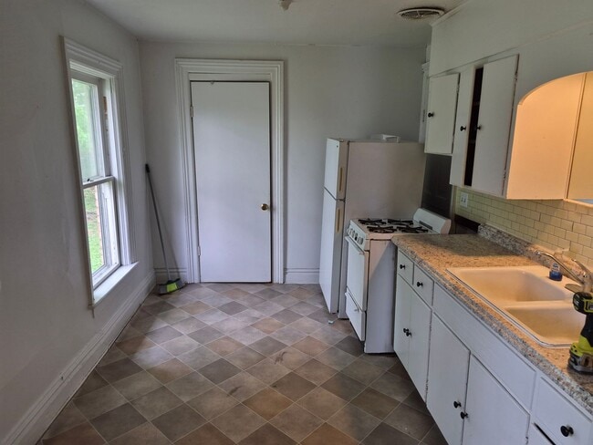 Building Photo - 227 Douglas Ave