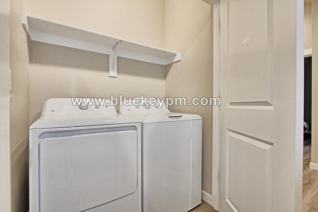 Building Photo - Unit 209-A: 3 Bed, 2.5 Bath Townhome in Kalama