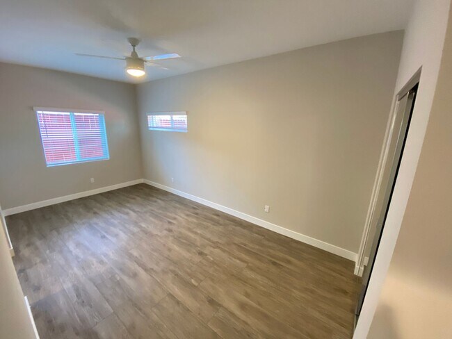 Building Photo - 4BD/2BA w Large Deck!