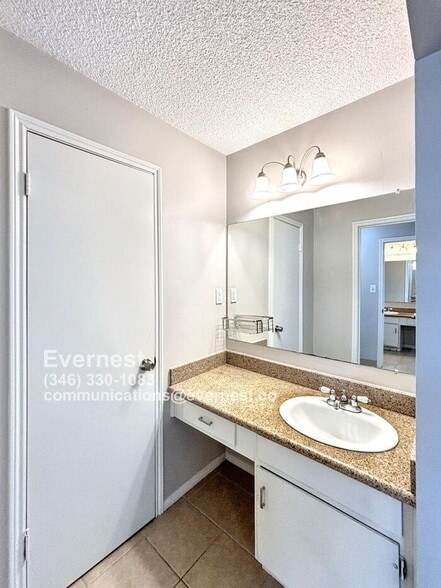 Building Photo - 2206 Shadowdale Dr