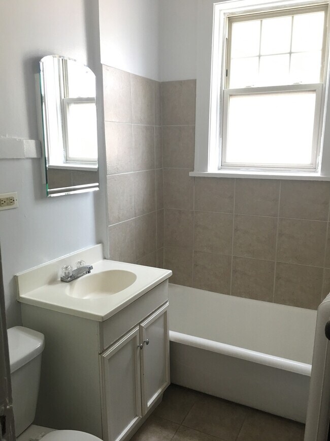 Building Photo - Evanston 1BR! Heat included - Puple Line!