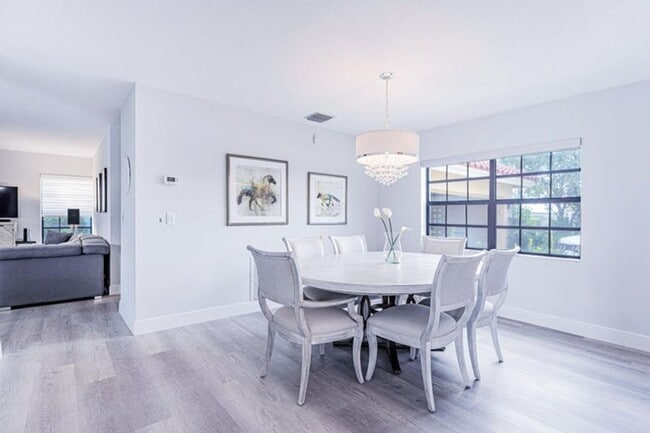 Building Photo - 12715 Kingsway Rd