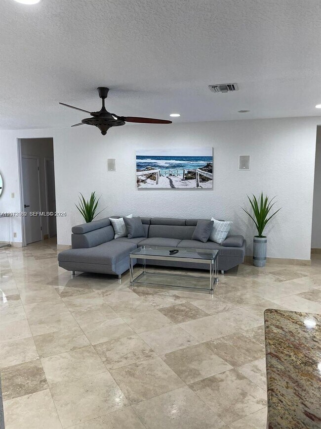 Building Photo - 612 Hibiscus Dr