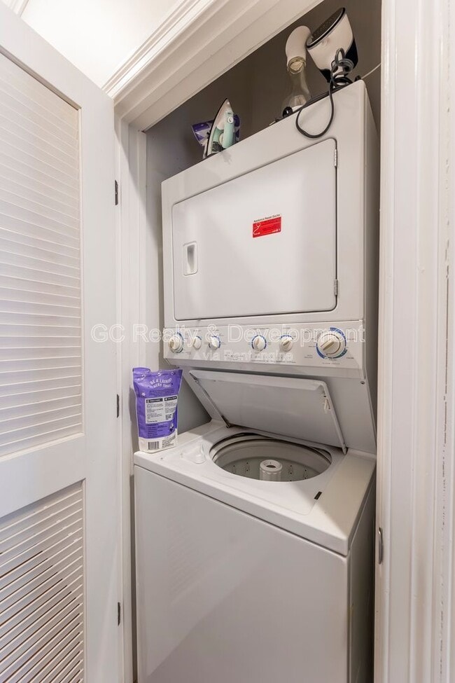 Building Photo - 852 N Damen Ave