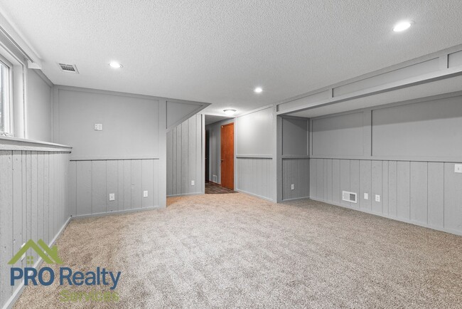 Building Photo - 3 Bedroom Plus Den Home