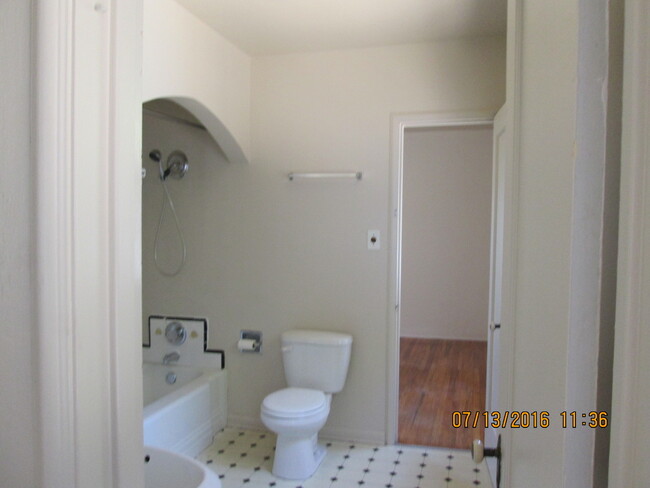 Building Photo - 2 Bedroom 1 Bath House Walking Distance to...