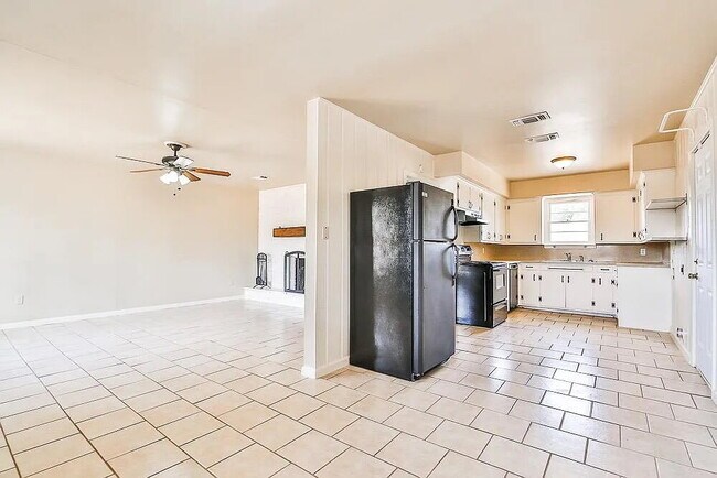 Building Photo - Come check out this great 3 bedroom 2 bathroom house located near Texas Tech!  Half Off First Mon...
