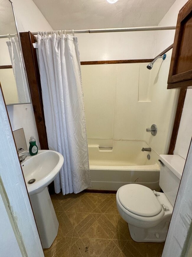 Building Photo - Vintage 2 bed 1 bath with view and basement