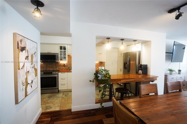 Building Photo - 18031 Biscayne Blvd