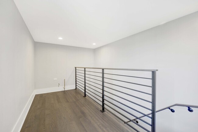Building Photo - 562 W 18th St