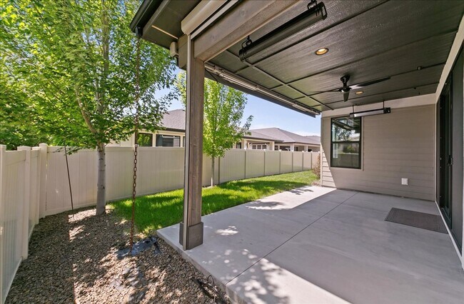 Building Photo - Modern Luxury Meets Everyday Comfort in Me...
