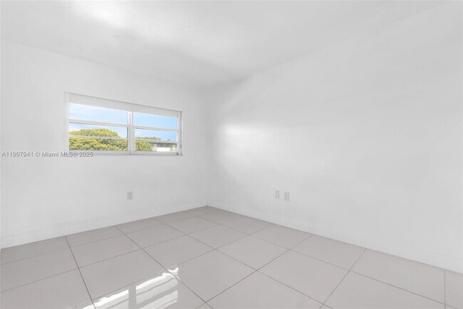 Building Photo - 1690 NE 191st St