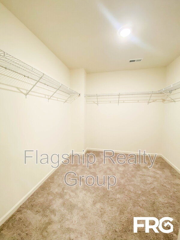 Building Photo - 300 Kenison Way