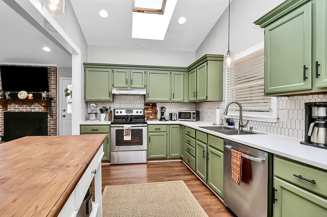 Building Photo - 4227 Deerfield Dr