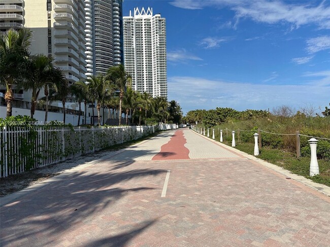 Building Photo - 6039 Collins Ave