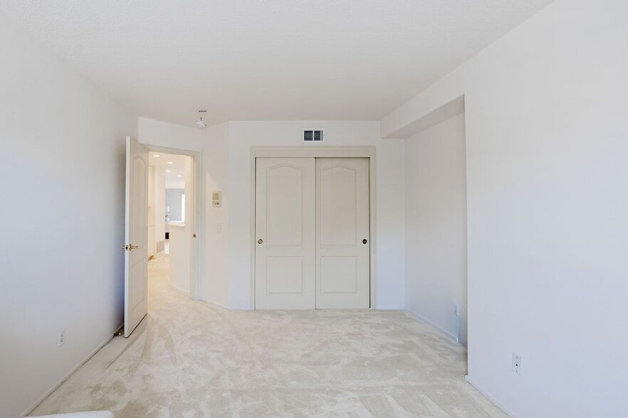 Building Photo - 1651 Fox Springs Cir