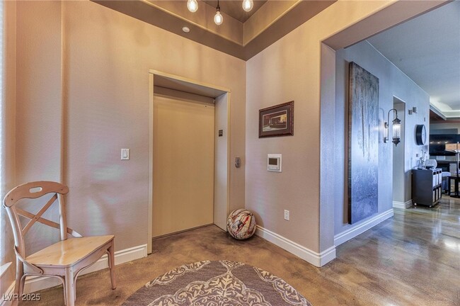 Building Photo - 9216 Tesoras Dr