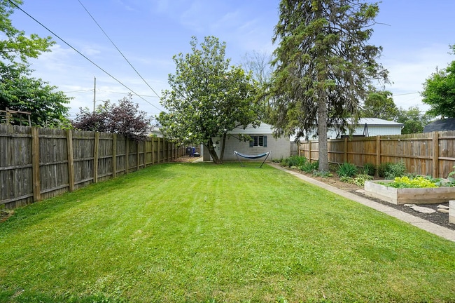 Building Photo - 329 E Jenkins Ave