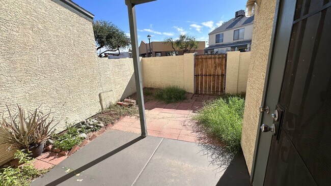 Building Photo - 2 bedroom townhome