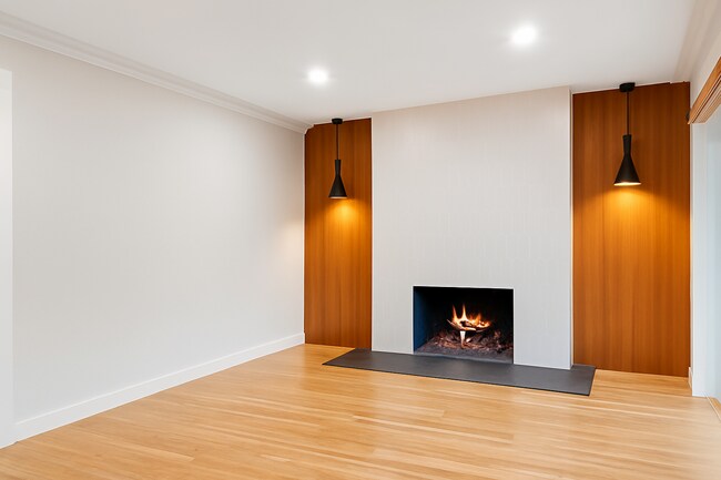 Building Photo - Charming Downtown Home!