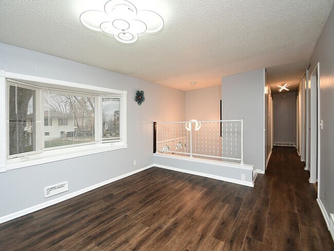 Building Photo - Spacious Living