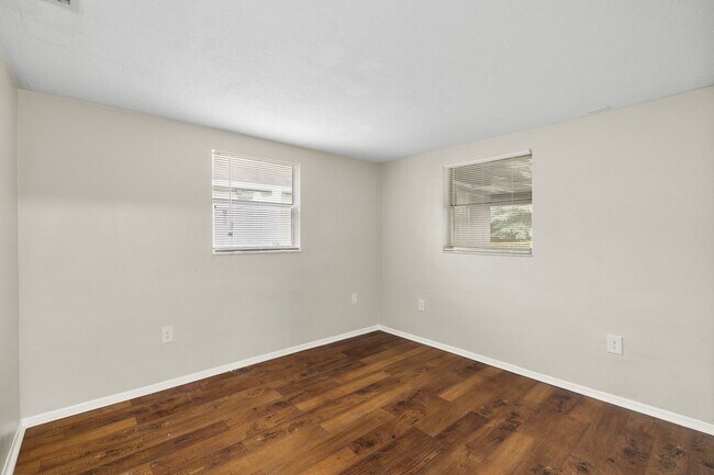 Building Photo - Beautiful 3bdrm/2bath home with attached garage and large yard $1,595.00 ** Ready Now** MOVE IN B...