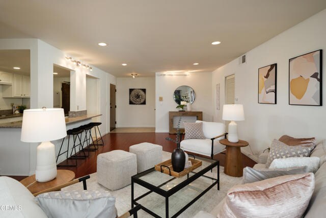 Primary Photo - 266 S Madison Ave