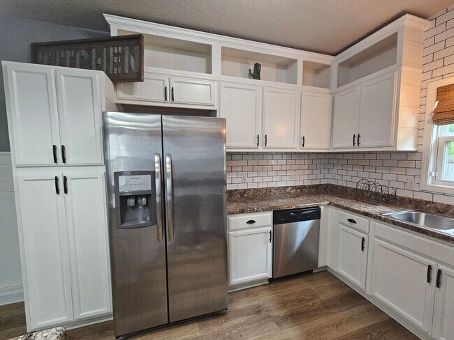Building Photo - Spacious & Renovated 3 Bed Townhome w/ Garage