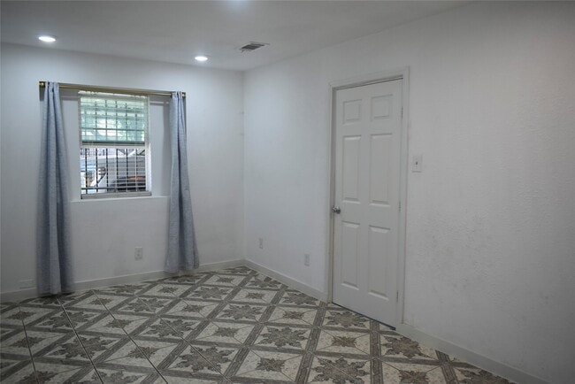 Building Photo - 5922 Lavender St
