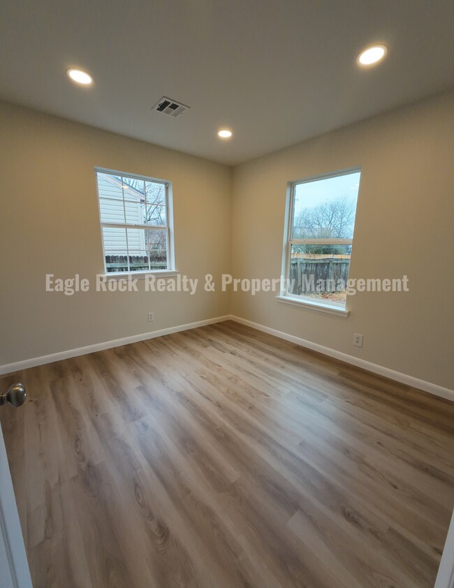 Building Photo - 1369 E 67th St