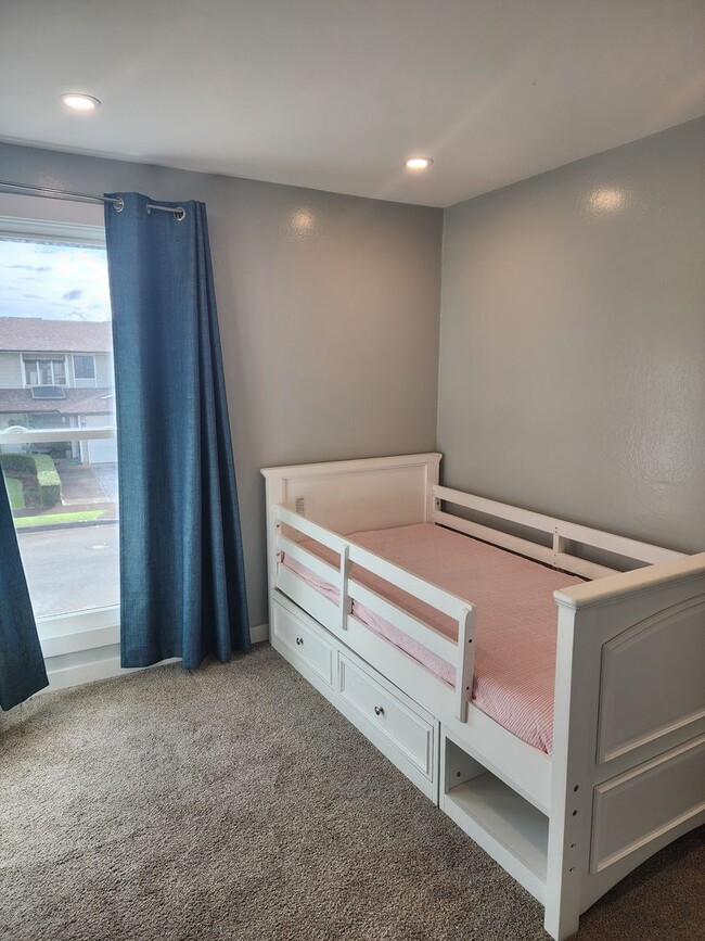 Building Photo - Mililani Town - Modern and spacious Four Bedroom with Bonus Rooms, upper deck and covered lanai. ...