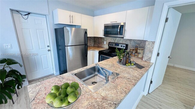 Building Photo - 718 SE 13th St