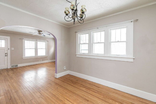 Building Photo - Charming 2-Bedroom Home minutes from everything!