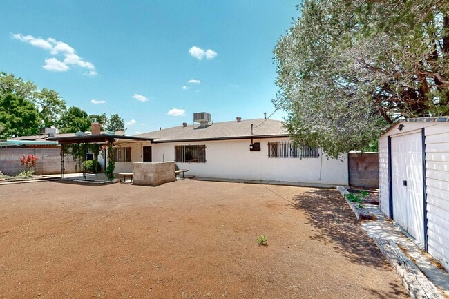 Building Photo - NE Brick Ranch 3/Bd 2/Ba 2 Cg 1782/sf