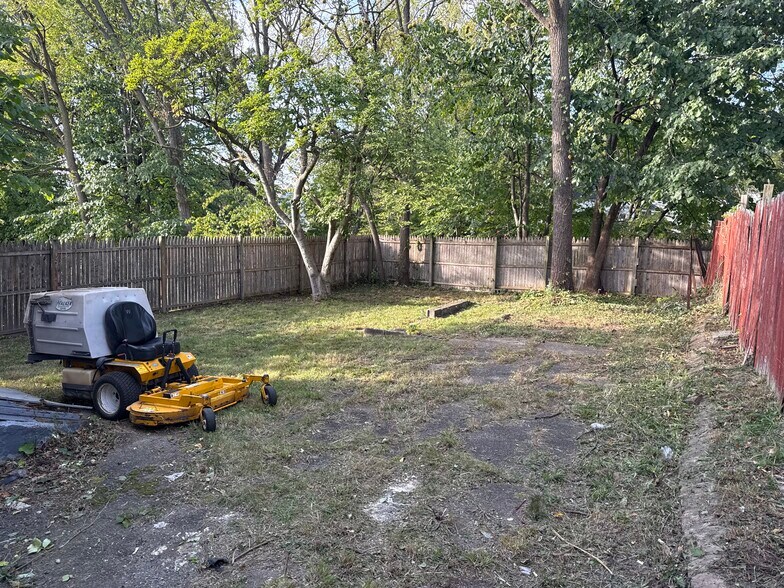 Building Photo - 10303 Sophia Ave